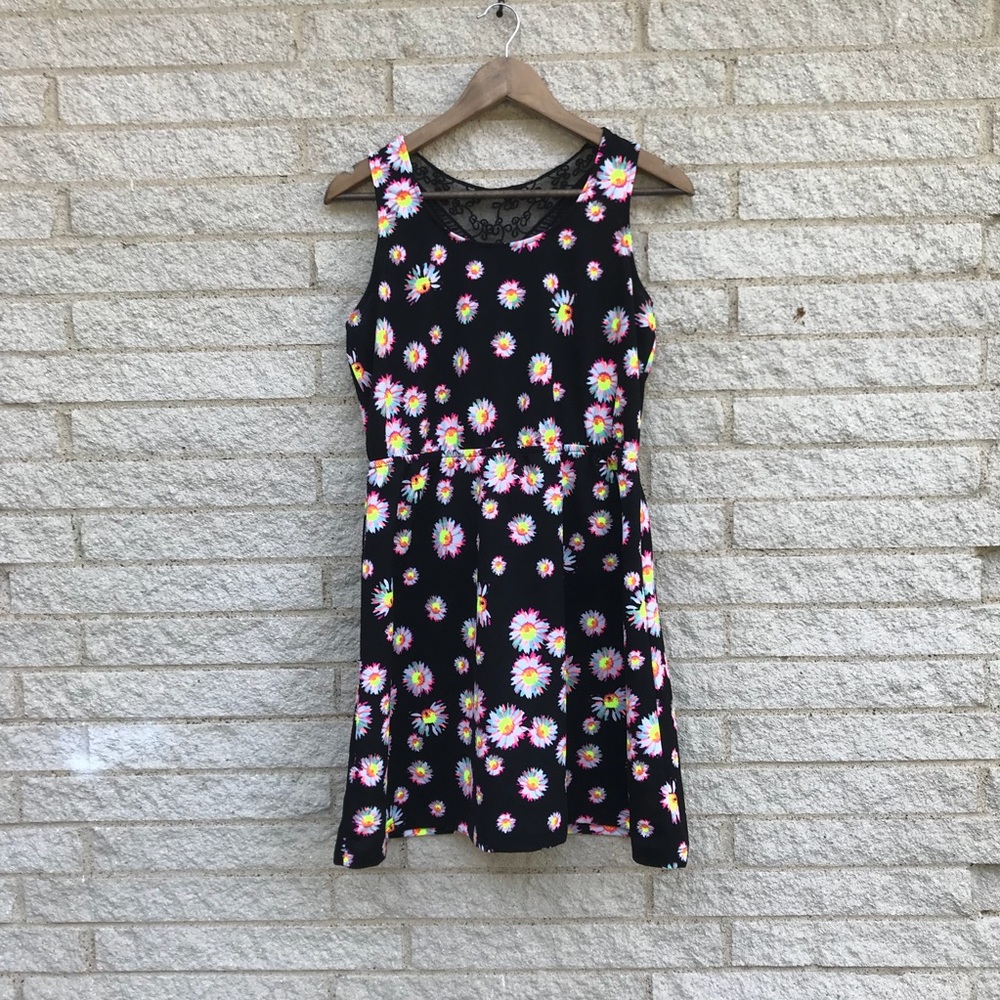 No boundaries• Beautiful White Daisy Floral Dress